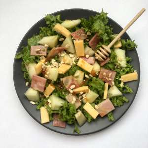 Салат с дыней, ветчиной и кедровым жмыхом